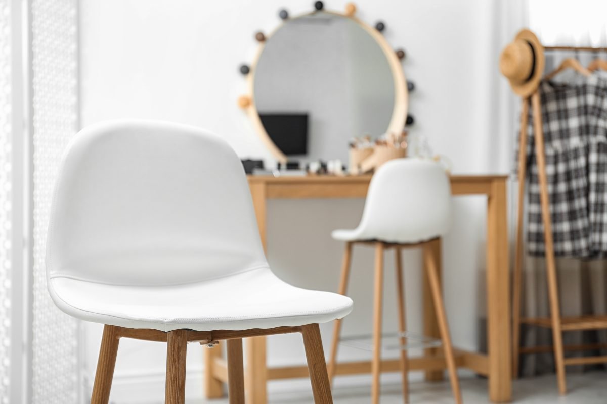 Chaises et coiffeuse dans un intérieur au style soigné