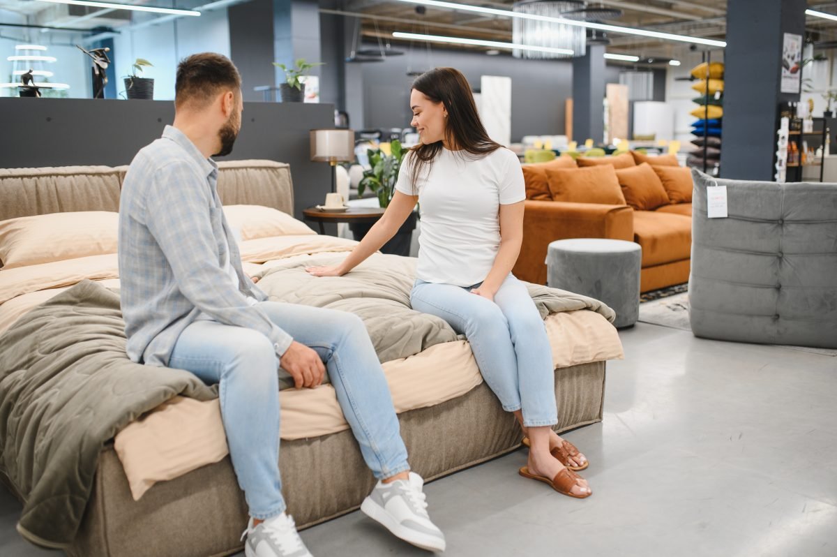 Couple choisissant un lit dans notre magasin de literie de Coulommiers