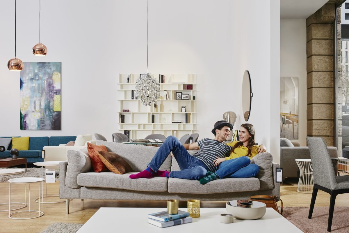Couple essayant le confort d’un canapé dans notre showroom de Coulommiers