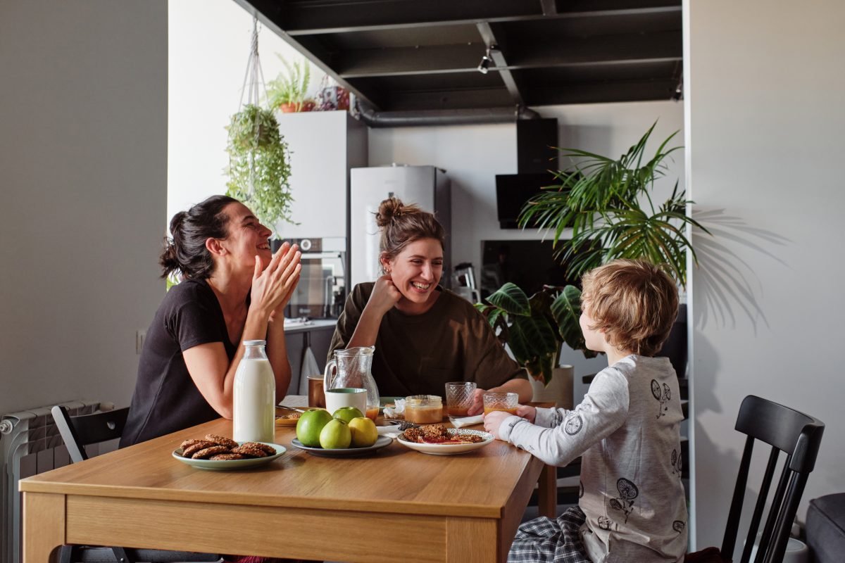 Repas de famille autour d’une table, clientèle du bassin briard