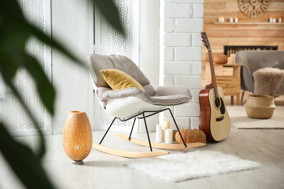 Fauteuil à bascule dans un intérieur, à essayer en magasin spécialisé