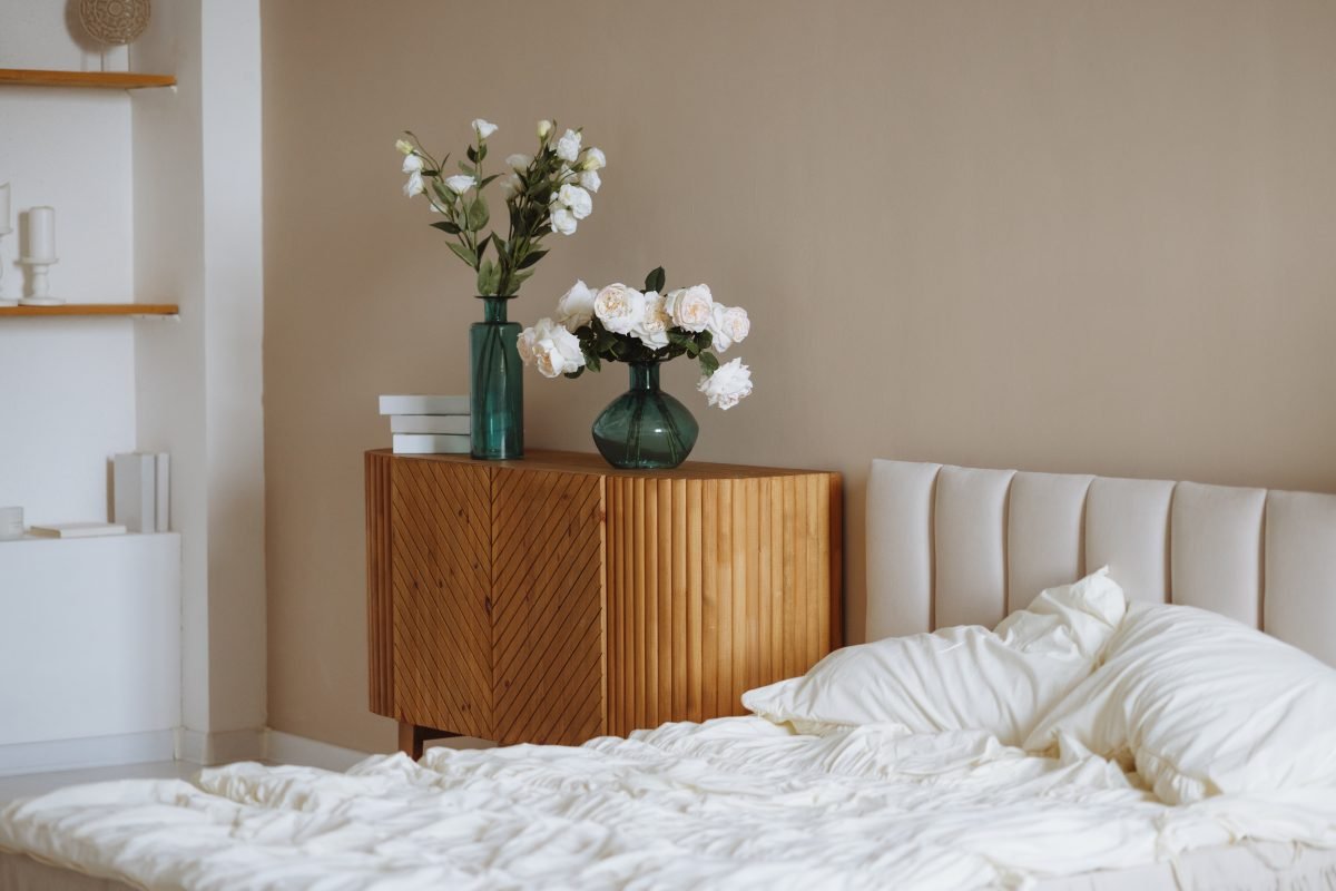 Chambre avec armoire en bois et décoration florale dans notre showroom de Coulommiers