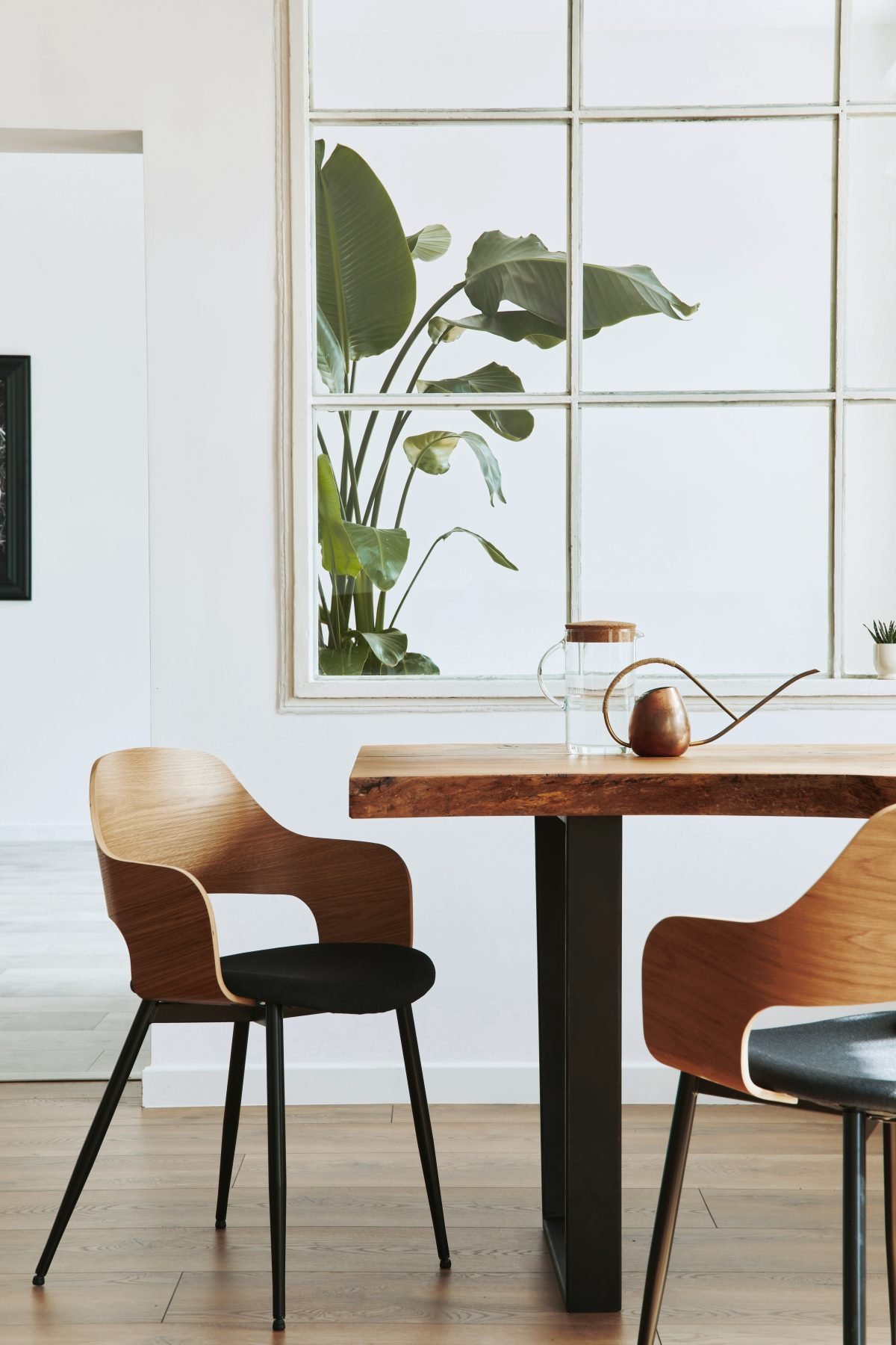 Table et chaises devant une fenêtre dans notre showroom de 1 000 m² à Coulommiers