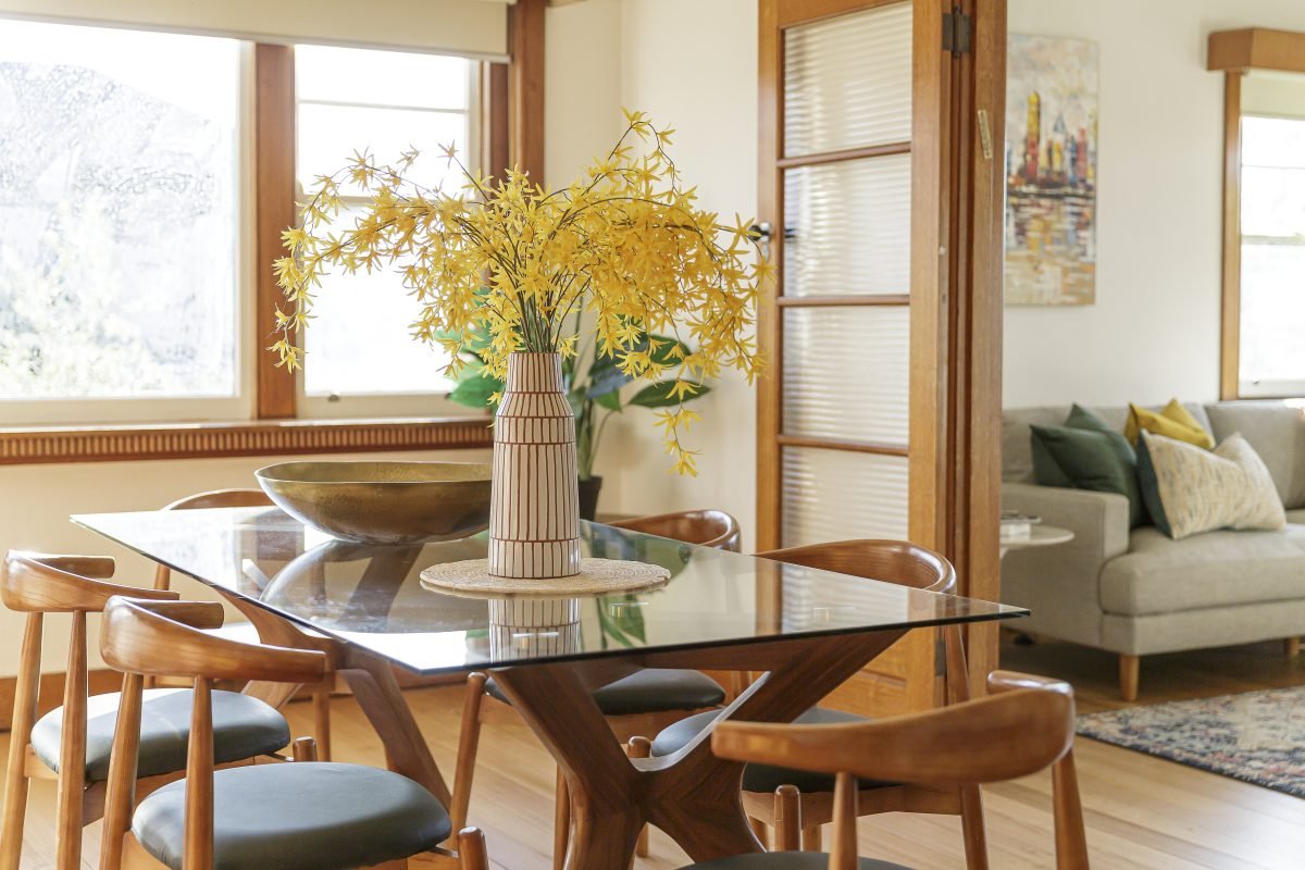 Salle à manger avec table et chaises en bois dans notre showroom de Coulommiers