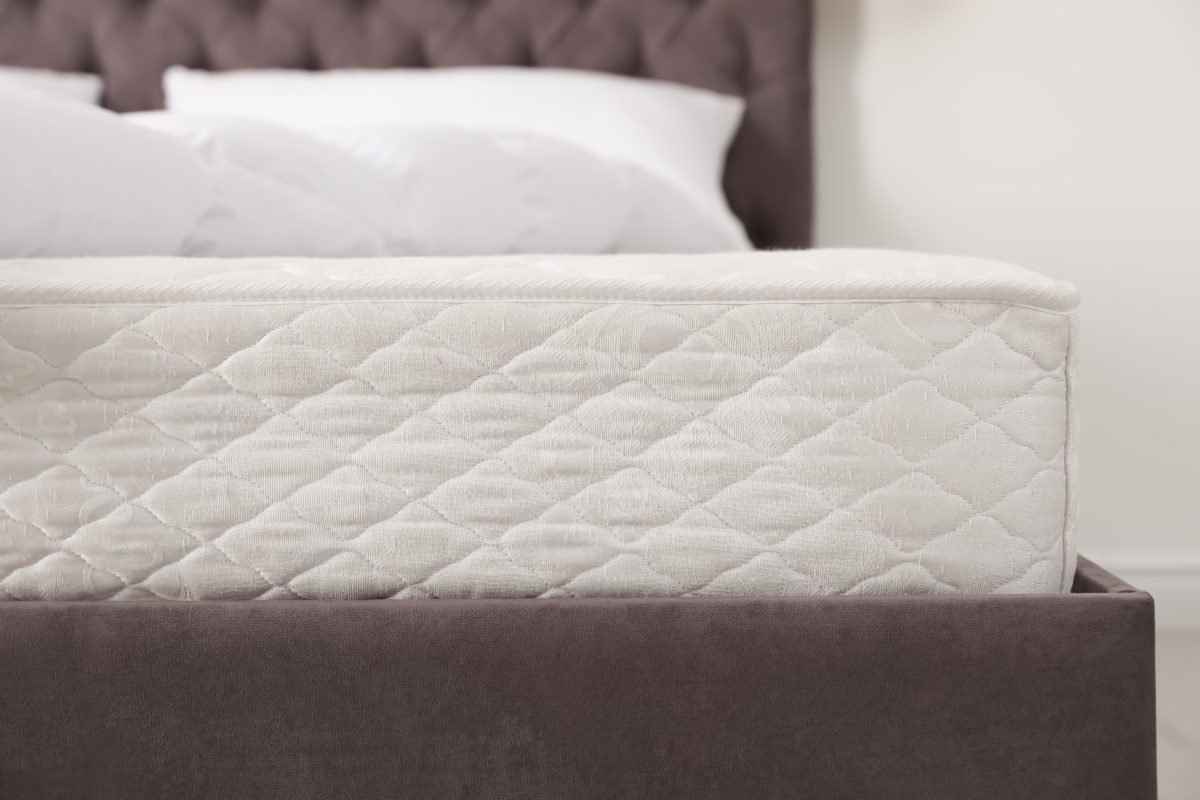 Matelas matelassé et tête de lit dans une chambre