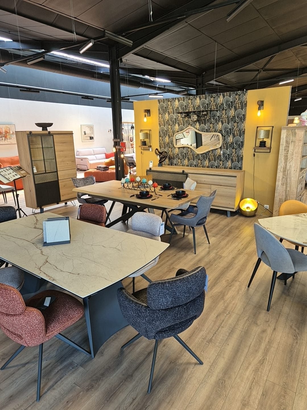Table et chaises de salle à manger dans le showroom de Coulommiers