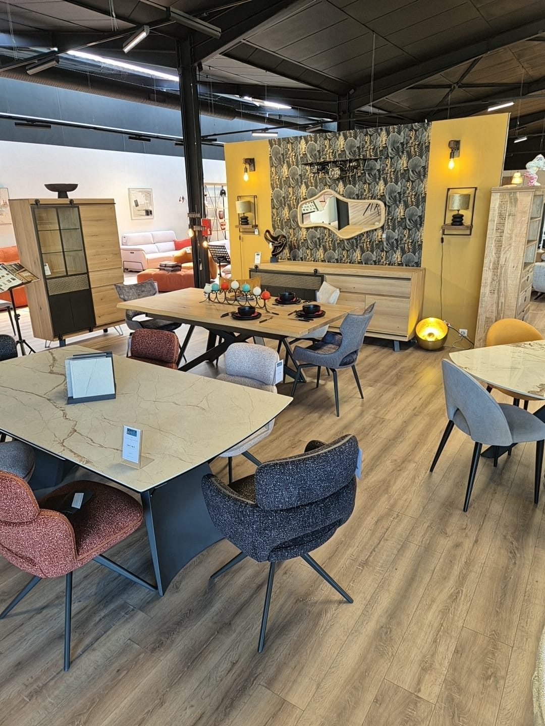 Table et chaises de salle à manger dans le showroom de Coulommiers