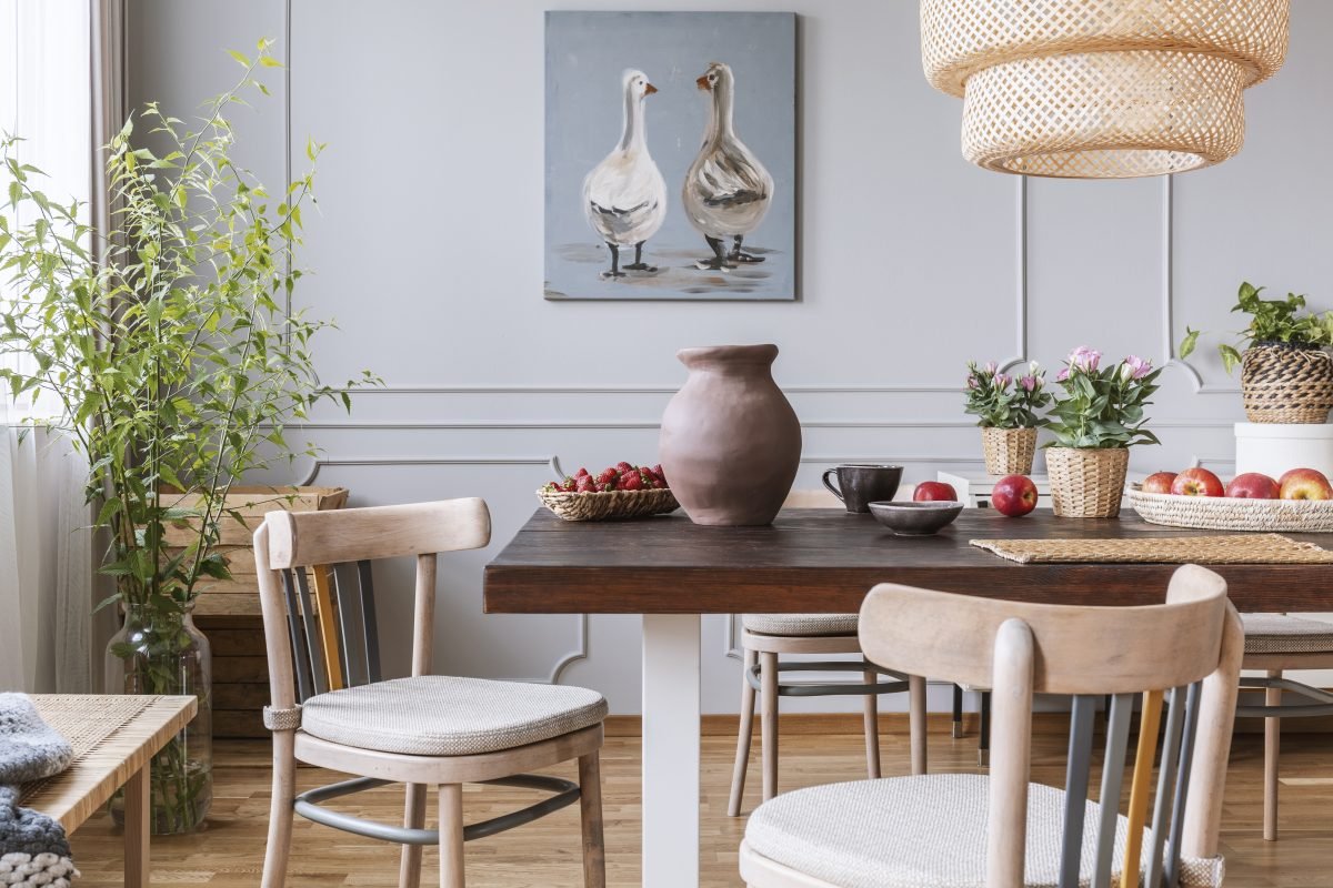 Table de salle à manger dressée avec fruits et fleurs